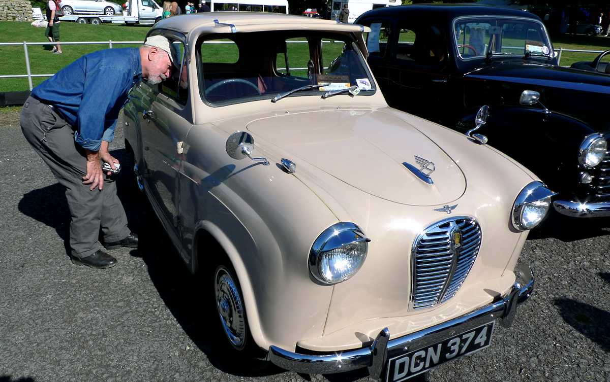 L1010138.JPG - This Austin A30 seemed to have every period accesory known to man.